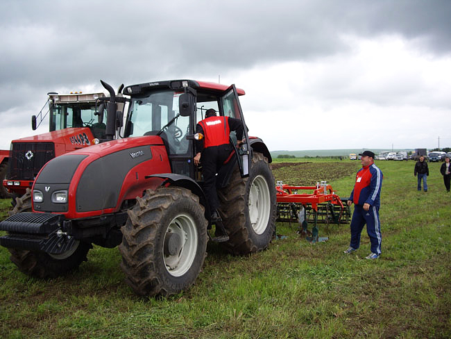 den-polia-ivanovo-2008-valtra-fendt-12.jpg