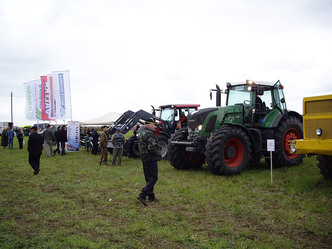 den-polia-ivanovo-2008-valtra-fendt-2.jpg