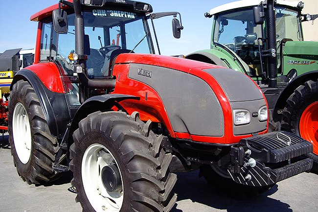 MT-Exhibition-Ural-Agro-2008-Valtra-Vogel&Noot-1.jpg