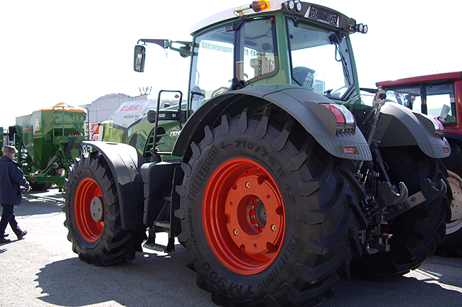 MT-Exhibition-Ural-Agro-2008-Valtra-Vogel&Noot-2.jpg