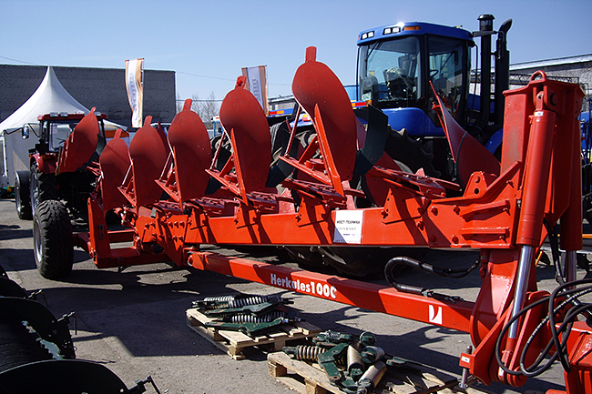 MT-Exhibition-Ural-Agro-2008-Valtra-Vogel&Noot-5.jpg