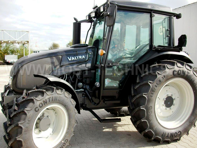 Tractor_Valtra_seria_A83h_01.jpg